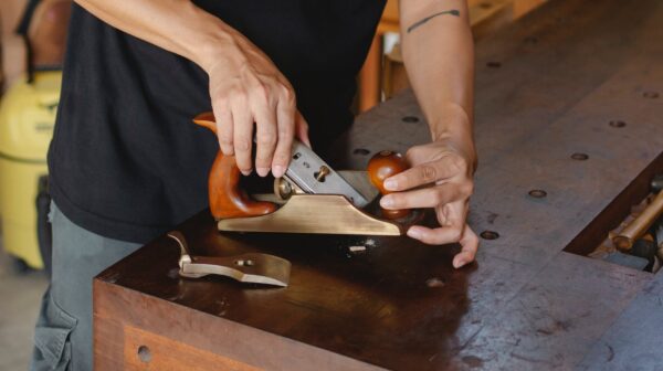 crop craftsman changing knife in jointer