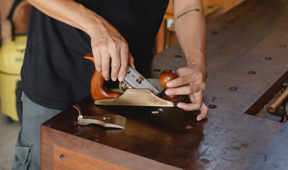 crop craftsman changing knife in jointer